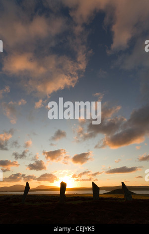 Anneau du cercle de pierres de Shetlands au coucher du soleil, l'Orkney Banque D'Images