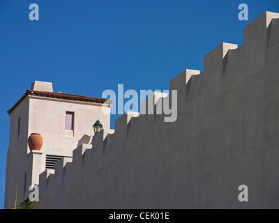 Des détails architecturaux d'crenelations sur haut de mur d'un bâtiment maure/Espagnol à Santa Barbara, en Californie. Banque D'Images