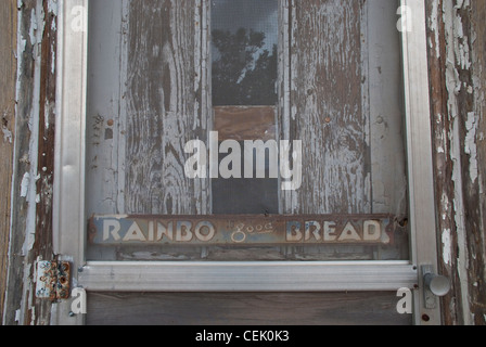 "Rainbo bon pain peut encore être vu sur la porte d'entrée d'une ancienne épicerie à Fort Sumner, Nouveau Mexique. Banque D'Images