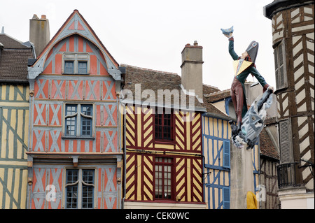 Auxerre, Yonne, France. Statue de Cadet Roussel dans le centre-ville rue Paul Bert. Sous réserve de l'huissier de la ville célèbre chant Banque D'Images