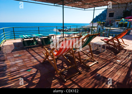 Des chaises vides sur terrasse, sous l'auvent au beach club capri, Italie, face à la mer Banque D'Images