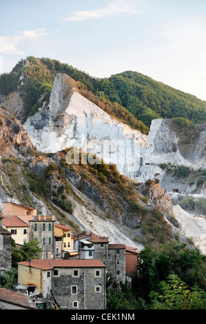 Quarry village de Colonnata dans la célèbre région de marbre de Carrare de la Apuanes montagnes de calcaire de la Toscane, Italie Banque D'Images