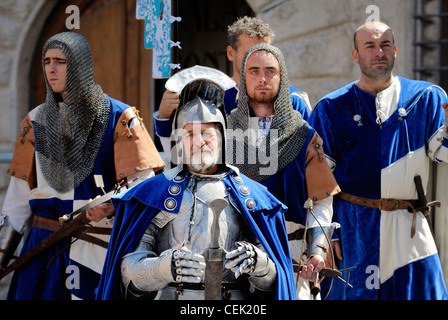 Montepulciano, Toscane, Italie. Les hommes en costume médiéval au cours de la fête du vin annuelle connue sous le Bravio delle Botti Banque D'Images