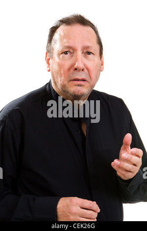 Stressé homme âgé avec un regard inquiet sur son visage émotif des gestes avec ses mains. Banque D'Images
