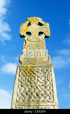 Carew Croix. Dans le village de Carew, Pembrokeshire, Pays de Galles. 11 C. Christian Celtic croix de pierre commémore le roi Maredudd ab Edwin Banque D'Images