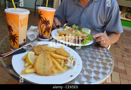 Fish and chips avec milkshake at an outdoor restaurant Banque D'Images