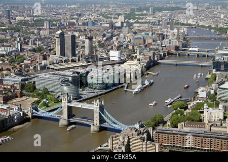 Image aérienne de vue à l'ouest depuis Tower Bridge, en face de la rive sud de la Tamise, Londres, Royaume-Uni Banque D'Images