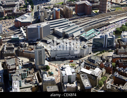 Image aérienne de la gare de Leeds et de la place de la ville depuis le nord en regardant Park Row Banque D'Images