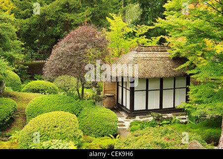 Aménagement de jardin japonais avec une case en paille de Tatton Park, Angleterre. Banque D'Images