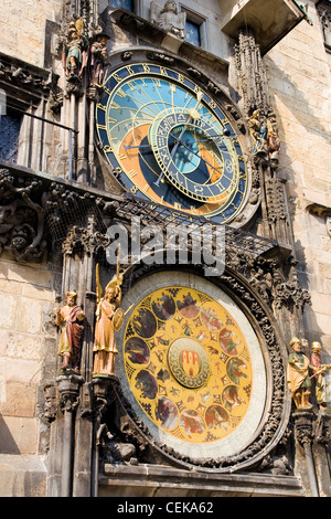 L'horloge astronomique, un monument médiéval installé sur le mur de l'Hôtel de ville de la Vieille Ville à Prague, République Tchèque Banque D'Images