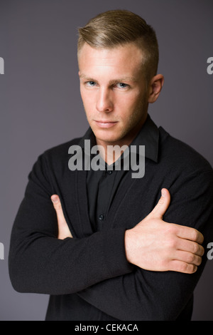 Portrait d'une demi-longueur à la grave beau jeune homme d'affaires. Banque D'Images