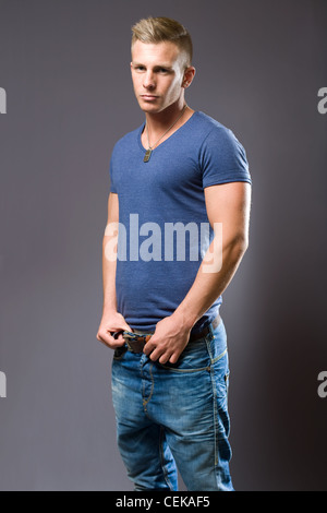 Tough guy, portrait de jeune homme fit musculaire. Banque D'Images