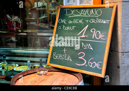 Barcelone, Espagne. Petit-déjeuner menu sur tableau noir à l'extérieur le Bar del Parra dans du Raval Banque D'Images