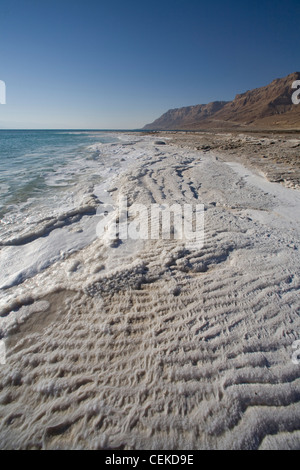 Dead Sea Salt lake sans littoral en Jordanie sur la vallée du Rift, frontière entre Israël Jordanie 422 mètres au-dessous du niveau de la mer plus bas Banque D'Images