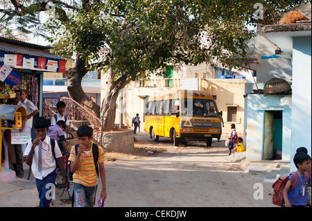 Indian school bus allant à travers la ville indienne de Puttaparthi. L'Andhra Pradesh, Inde Banque D'Images