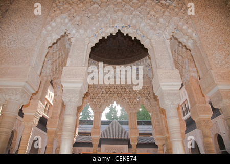 Les Lions de l'Alhambra Palace architecture pinnacle colonnes chapiteaux cubiques de tympan en plâtre travaux suspendus ornent cour ouverte Banque D'Images