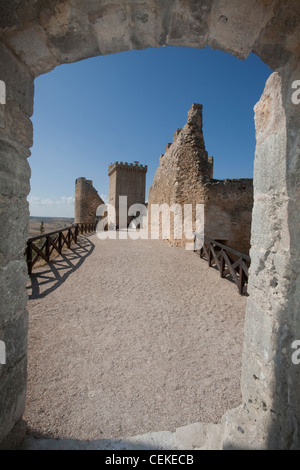 Nombre de sièges anciens Penaranda Miranda dans sa citadelle jour important marché ville De la mi-15ème siècle masse énorme château reconstruit. Banque D'Images