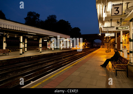La station de métro de Finchley Central à 5h30 en direction du sud Banque D'Images