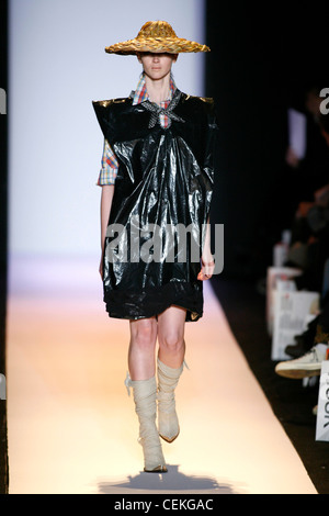 Alexandre Herchovitch New York Prêt à Porter Automne Hiver Alexander Rachel Modèle portant un chapeau à large chapeau en paille, vérifié Banque D'Images