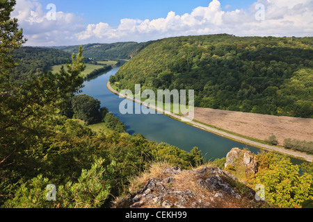 À partir de la Meuse, les rochers de Freyr, Wallonie, Belgique Banque D'Images