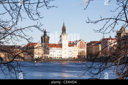 Novotneho Lavka et Pont Charles (Karlov Most) sur la rivière Vltava, Prague, République tchèque, avec un ciel bleu sur une belle journée ensoleillée Banque D'Images