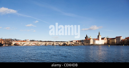 Novotneho Lavka et Pont Charles (Karlov Most) sur la rivière Vltava, Prague, République tchèque, avec un ciel bleu sur une journée ensoleillée Banque D'Images