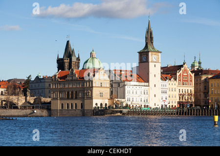 Novotneho Lavka et Pont Charles (Karlov Most) sur la rivière Vltava, Prague, République Tchèque, Europe de l'est avec ciel bleu Banque D'Images