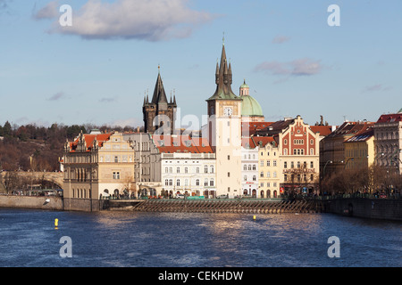 Novotneho Lavka et Pont Charles (Karlov Most) sur la rivière Vltava, Prague, République Tchèque, Europe de l'est avec ciel bleu Banque D'Images