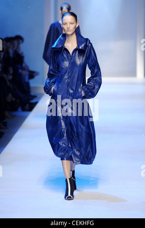 Trussardi Milan Prêt à Porter Automne Hiver bleu foncé ceinture nylon ourlet bulle manteau avec boots Banque D'Images