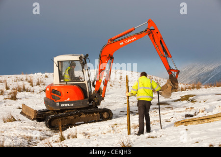 Ouvriers commencer la première organisation groundworks pour 3 éoliennes à être construit derrière le kirkstone Pass Inn sur kirkstone Pass Banque D'Images