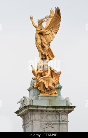 Victoria Monument sur le palais de Buckingham rond-point à Londres, Angleterre Banque D'Images