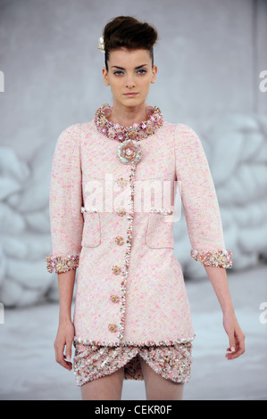 Paris Chanel Haute Couture Printemps Été Chanel tweed Rose wrap jupe dentelle floral corsage, accessoirisée de fraisage Banque D'Images