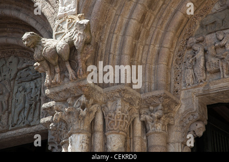 L'Espagne, Santiago de Compostelle, Cathédrale de Saint Jacques de Compostelle, des colonnes avec des motifs de fleurs Banque D'Images