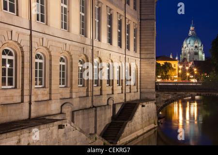 Le parlement de l'état dans l'ancien château Leineschloss et le nouvel Hôtel de Ville / Neues Rathaus de nuit à Hanovre, Allemagne Banque D'Images