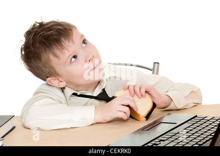 Garçon attentionné de manger un sandwich avec sa cravate isolé sur fond blanc Banque D'Images