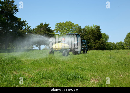 La pulvérisation sur un pâturage d'herbicides utilisés pour le pâturage des bovins de boucherie. L'herbicide est de contrôler les mauvaises herbes / New York, USA. Banque D'Images