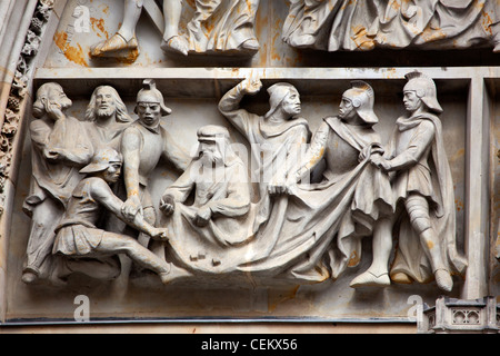 Prague, la cathédrale Saint-Guy, le portail central, façade occidentale, au-dessus des reliefs du tympan Porte de Bronze Banque D'Images