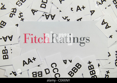 Le logo de l'agence de crédit Fitch Ratings, sur un lit de la cote de crédit utilisé par eux pour évaluer les sociétés. Banque D'Images