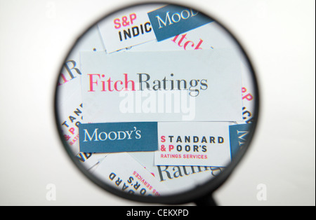 Voir à travers une loupe à l'logo des principales agences de notation, Fitch Ratings, Moody's et Standard & Poor's. Banque D'Images