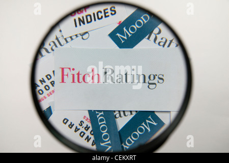 Voir à travers une loupe au logo de Fitch Ratings, l'une des principales agences de notation de crédit (auprès de Moody's et S&P ci-dessous). Banque D'Images