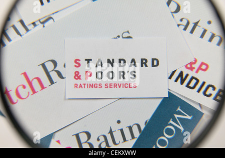 Voir à travers une loupe au Standard & Poor's Ratings Services logo, l'une des principales agences de notation. Banque D'Images