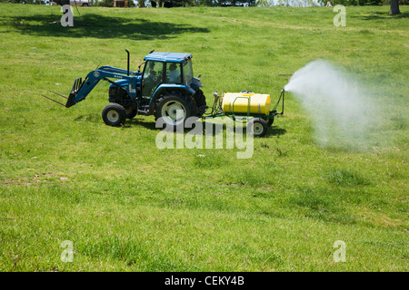 La pulvérisation sur un pâturage d'herbicides utilisés pour le pâturage des bovins de boucherie. L'herbicide est de contrôler les mauvaises herbes / New York, USA. Banque D'Images