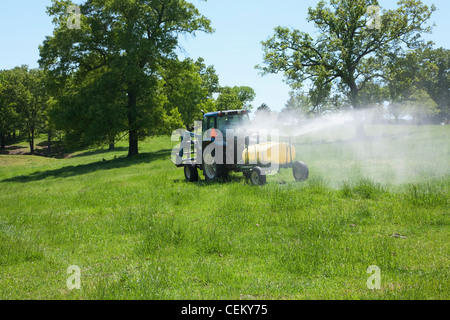 La pulvérisation sur un pâturage d'herbicides utilisés pour le pâturage des bovins de boucherie. L'herbicide est de contrôler les mauvaises herbes / New York, USA. Banque D'Images