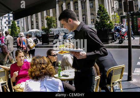 PARIS, Café, France - Restaurant branché près de Bourse. Serveur français, terrasse extérieure servant le déjeuner, terrasse, gastronomie française, plats français Banque D'Images