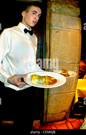 PARIS, France, - Restaurant bistrot français 'L'Equitable', garçon servant des plats, plats sur assiettes, emplois pour adolescents, restaurant de travail pour adolescents, plats français Banque D'Images