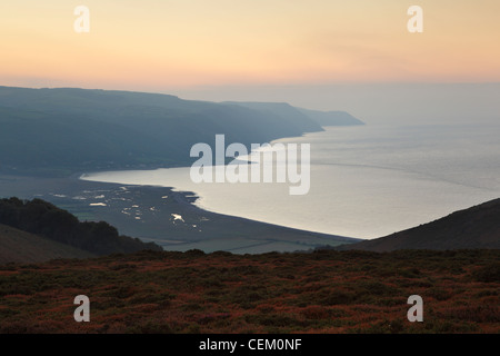 Porlock Bay au crépuscule, d'Bossington Hill. Parc national d'Exmoor. Le Somerset. L'Angleterre. UK. Banque D'Images