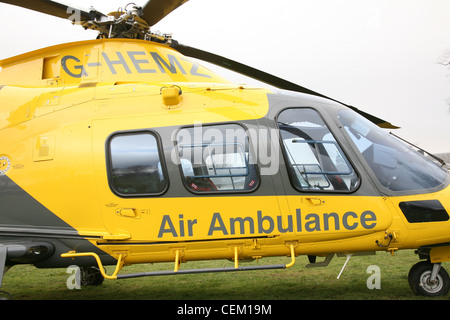 Le leicestershire air ambulance sur le sol à un appel Banque D'Images