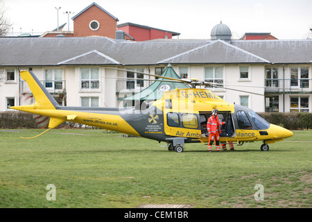 Le leicestershire air ambulance sur le sol à un appel Banque D'Images