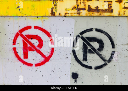 No parking sign peint sur un vieux mur grungy sur un bâtiment urbain abandonné au centre-ville de Denver Colorado USA. Banque D'Images