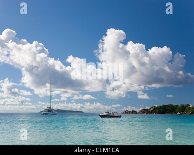 Anse Lazio, Praslin, Seychelles. Vue sur la baie de l'île lointaine de l'Aride. Banque D'Images